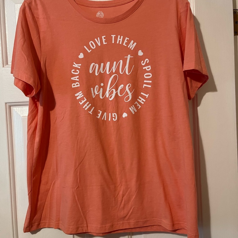 PositiviTees Coral Graphic T-Shirt with Aunt Vibes sayings.